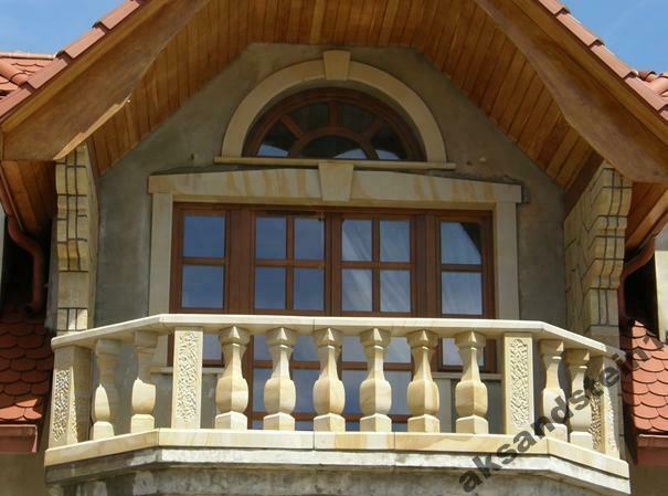 Balustrady z piaskowca z kwadratowymi tralkami