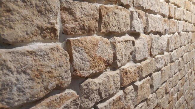 Kamień naturalny piaskowiec na kominek