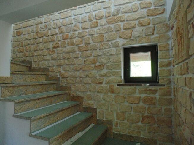 Kamień naturalny piaskowiec na kominek