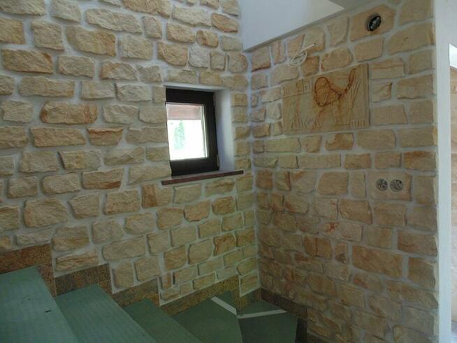 Kamień naturalny piaskowiec na kominek