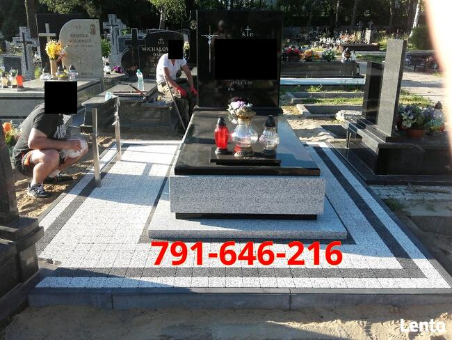 Układanie Kostki przy pomniku