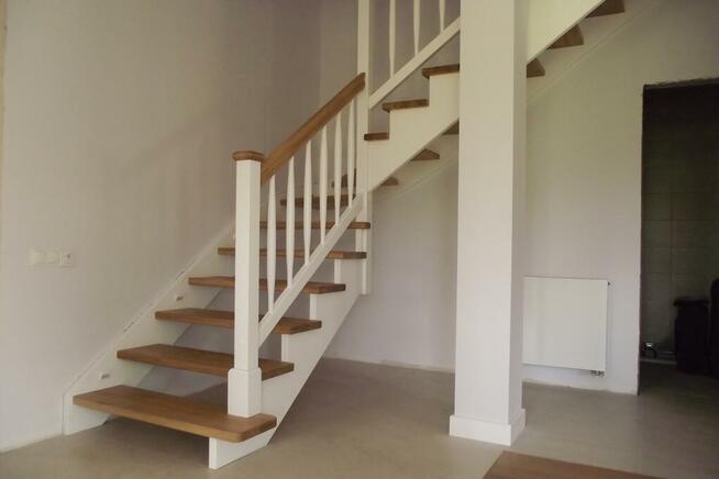 LEGAR - schody, drzwi i podłogi z drewna.