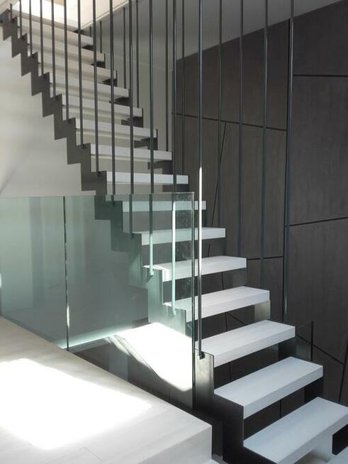 LEGAR - schody, drzwi i podłogi z drewna.