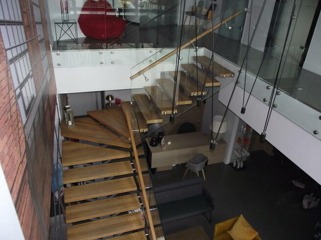 LEGAR - schody, drzwi i podłogi z drewna.