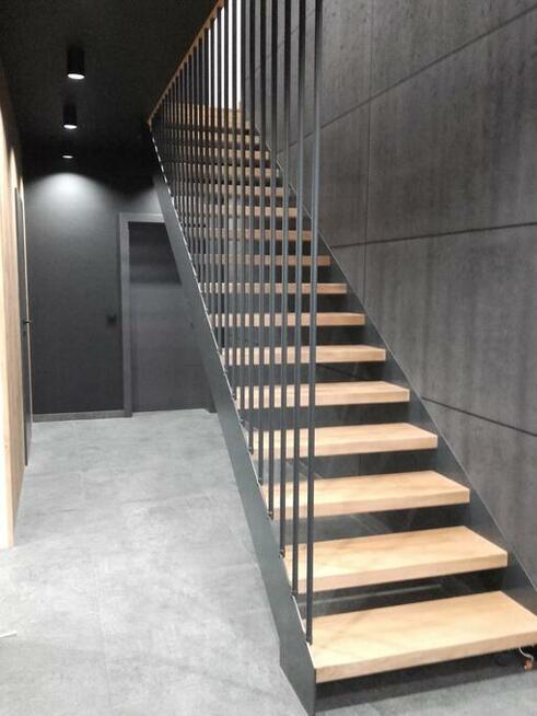 LEGAR - schody, drzwi i podłogi z drewna.