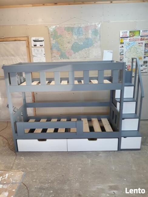 łóżko piętrowe ze schodkami