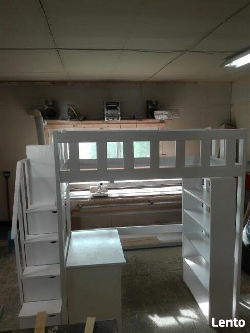 łóżko piętrowe ze schodkami