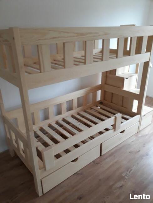 łóżko piętrowe ze schodkami