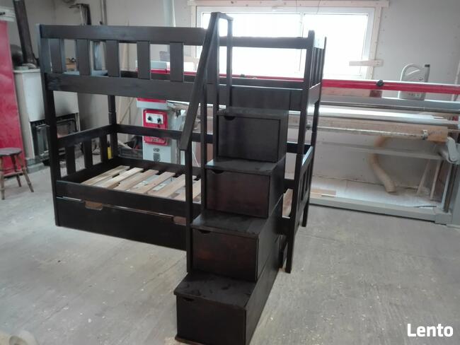 łóżko piętrowe ze schodkami