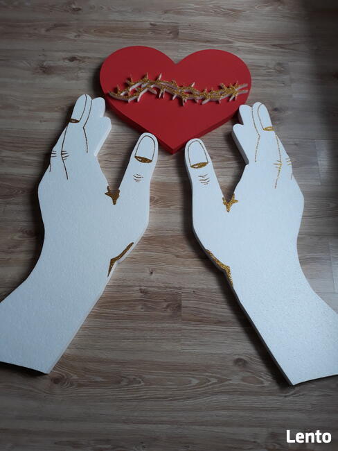 Dłonie z sercem dekoracja Boże Ciało