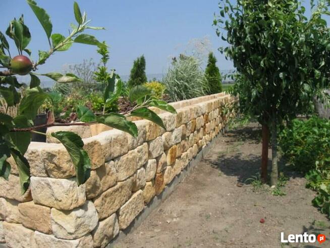 Mur oporowy z bloczków kamiennych