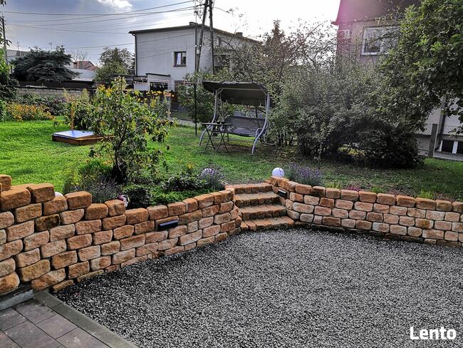 Mur oporowy z bloczków kamiennych