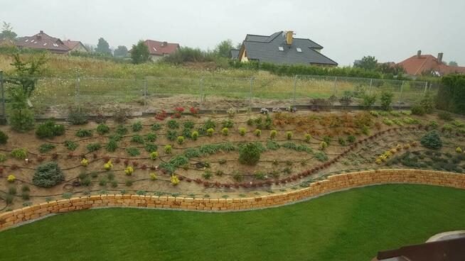 Mur oporowy z bloczków kamiennych