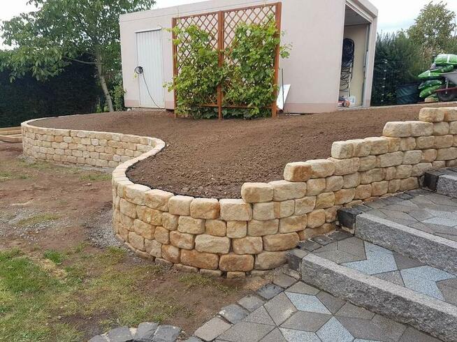 Mur oporowy z bloczków kamiennych