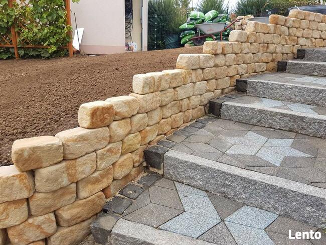 Mur oporowy z bloczków kamiennych