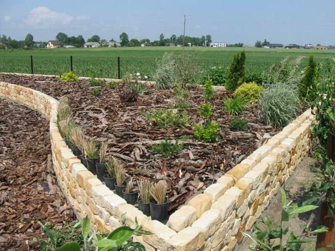 Mur oporowy z bloczków kamiennych