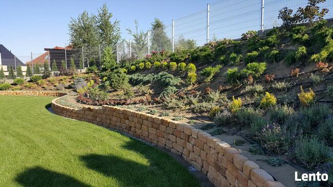 Mur oporowy z bloczków kamiennych