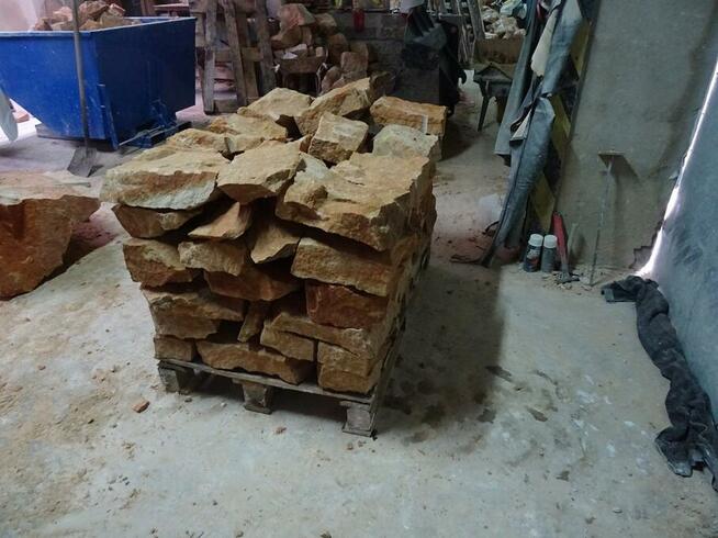 kamień na murki i skarpy ziemne w ogrodzie