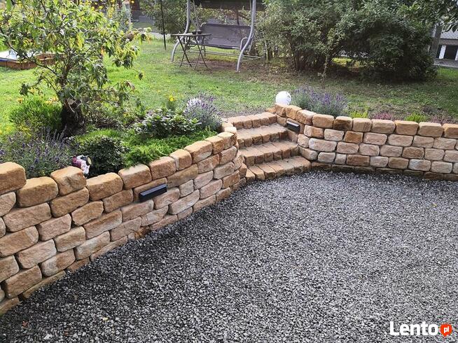 Mur oporowy z bloczków kamiennych