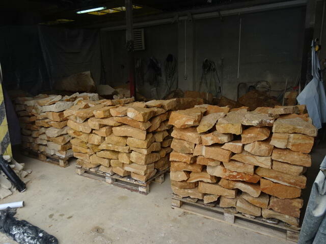 kamień na murki i skarpy ziemne w ogrodzie