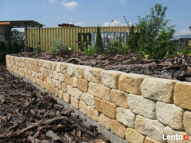 Mur oporowy z bloczków kamiennych