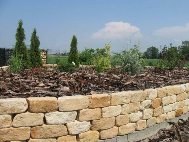 Mur oporowy z bloczków kamiennych