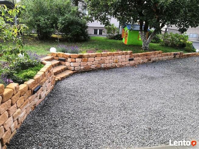 Mur oporowy z bloczków kamiennych