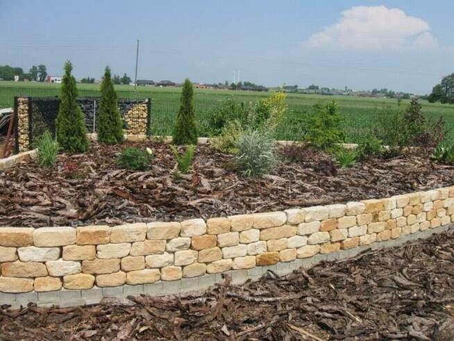 Mur oporowy z bloczków kamiennych