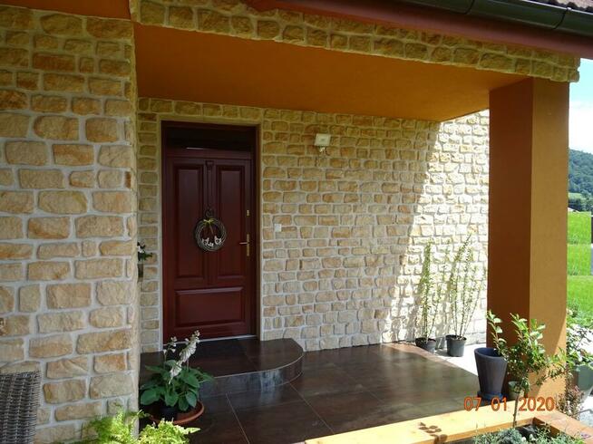 płytki w kształcie starej cegły