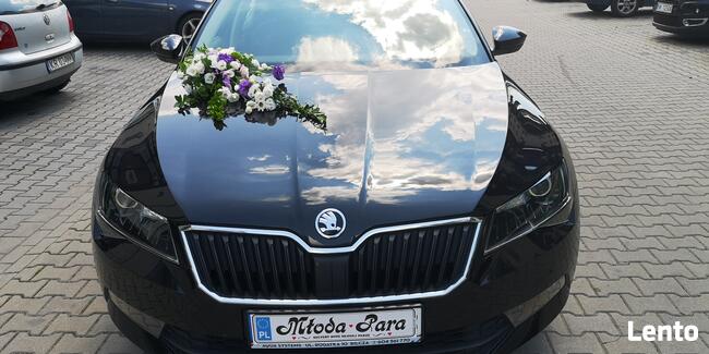 auto do ślubu, rozwożenie gości po imprezie, ciężki dym, Dj