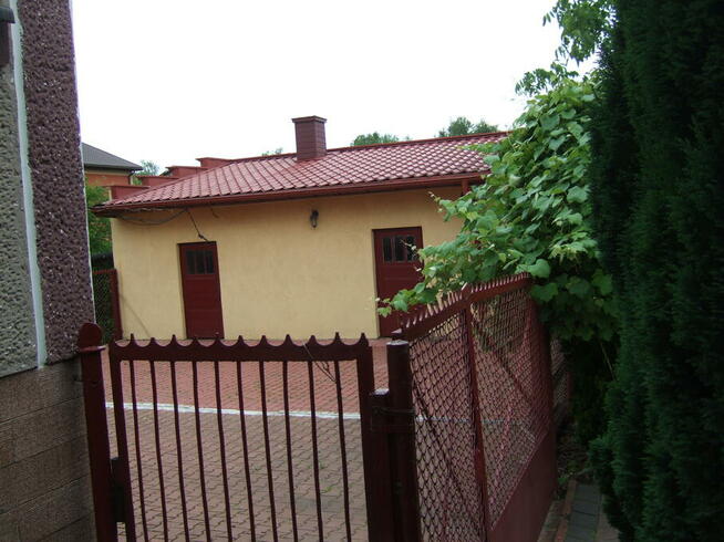 Dom w dobrej lokalizacji z dużą działką.