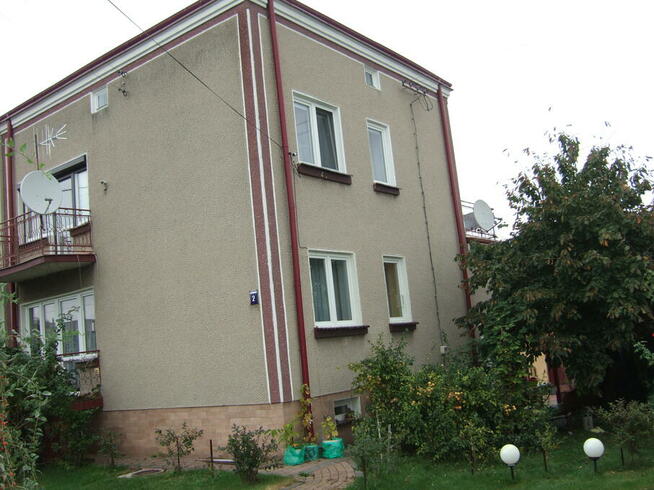 Dom w dobrej lokalizacji z dużą działką.