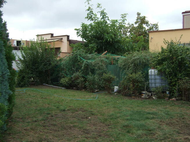 Dom w dobrej lokalizacji z dużą działką.