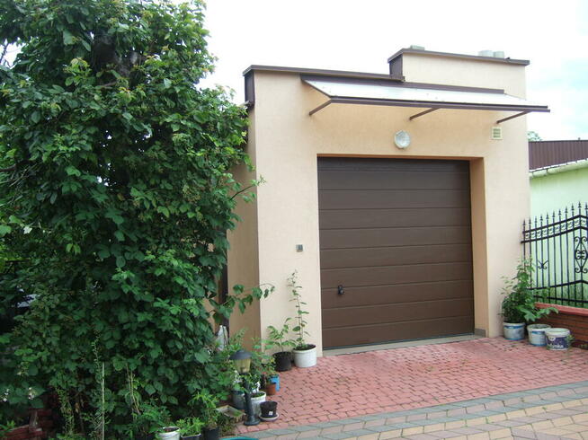 Dom w dobrej lokalizacji z dużą działką.