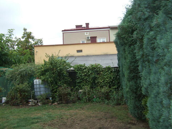 Dom w dobrej lokalizacji z dużą działką.