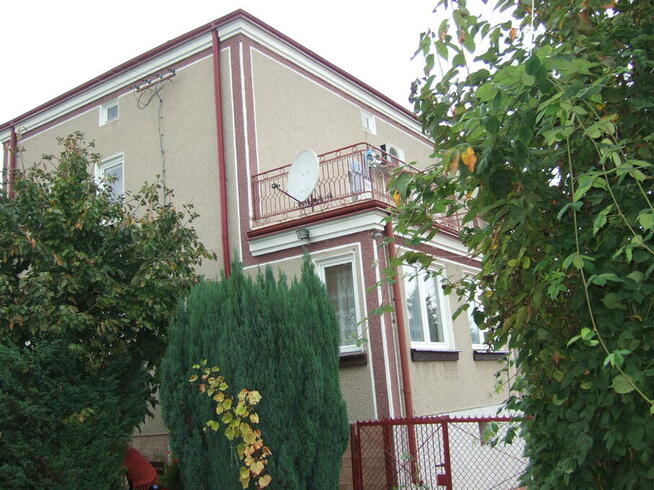 Dom w dobrej lokalizacji z dużą działką.