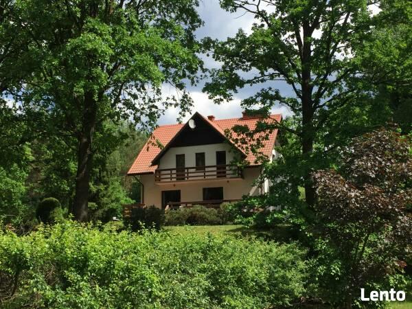 Dom całoroczny na Mazurach z własną plażą i pomostem.