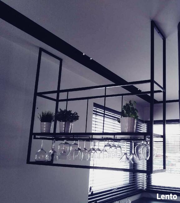 Stelaże metalowe, regały, stoliki.