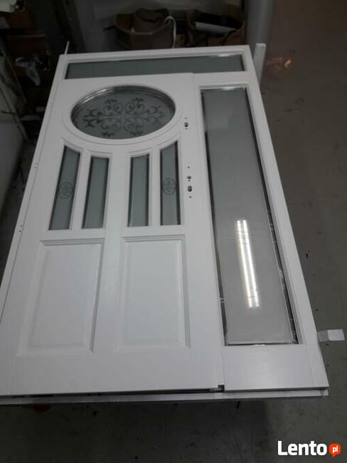 Drewniane drzwi zewnętrzne wejściowe od producenta Dallas
