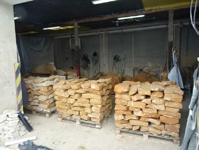 Murek w ogrodzie z kamienia naturalnego