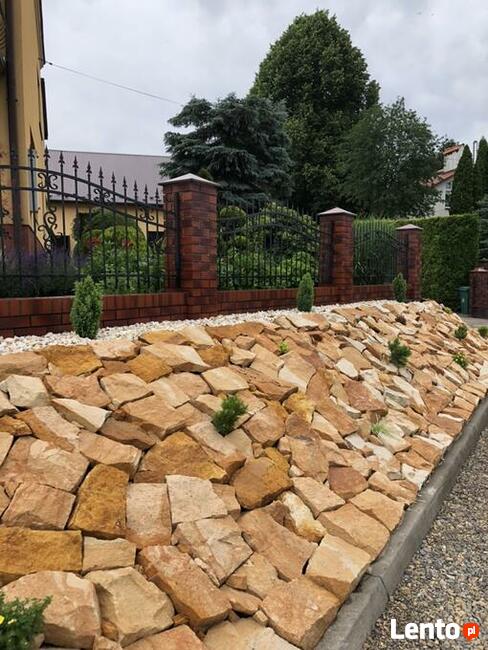 Murek w ogrodzie z kamienia naturalnego