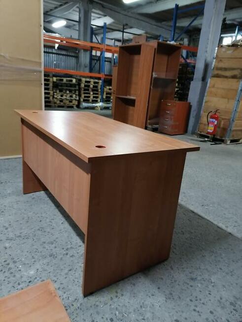 Klasyczne biurko z przelotkami