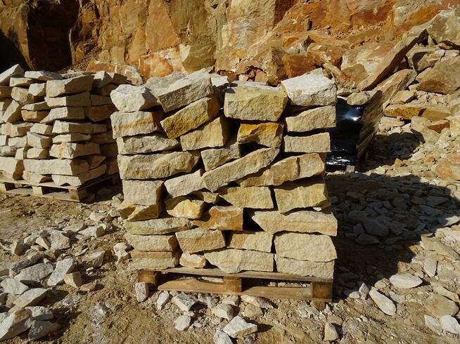 Murek w ogrodzie z kamienia naturalnego