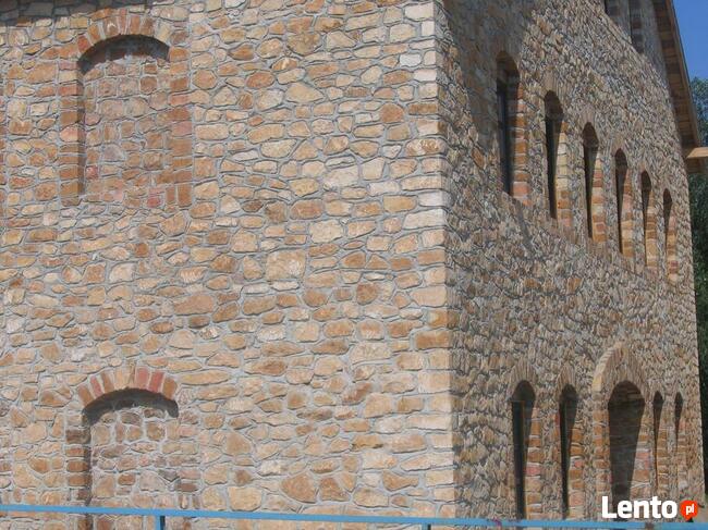 Kamień na skarpy brzegu stawu jeziora zbiornika wodnego