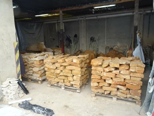 Murek w ogrodzie z kamienia naturalnego