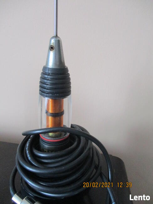 Antena CB z magnetyczną podstawą.