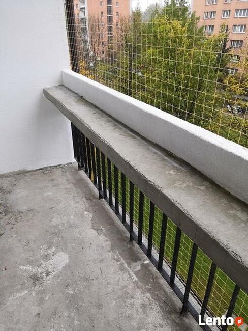 Siatka na balkon przeciw ptakom. Usługa montażu. Sprzątanie.