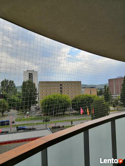 Siatka na balkon przeciw ptakom. Usługa montażu. Sprzątanie.