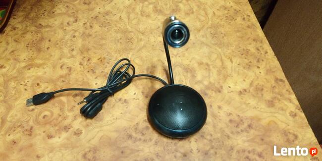 Kamerka z mikrofonem i głośnikiem ma wejście audio i pokrętł