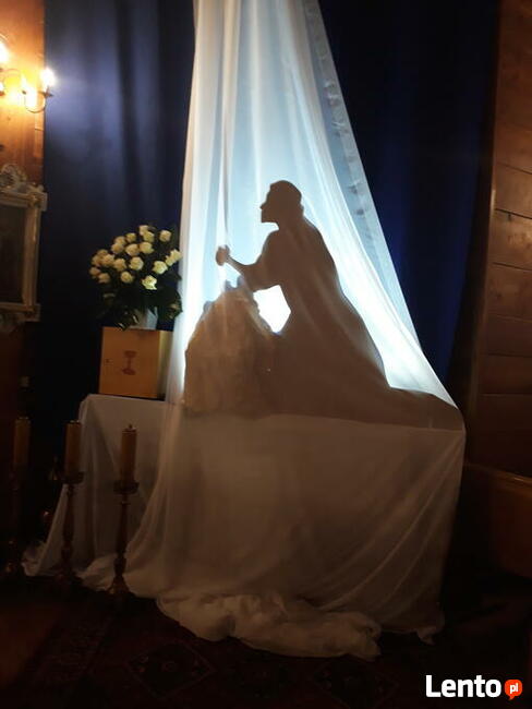 Postać Pana Jezusa klęczącego dekoracja wielkanoc ciemnica